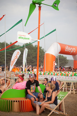 Kolejny REKOrd Guinnessa z Allegro i Fundacją Allegro All For Planet na Przystanku Woodstock! – uczestnicy festiwalu złożyli 10 436 wiatraczków osiągając dwukrotnie lepszy wynik od dotychczasowego rekordu